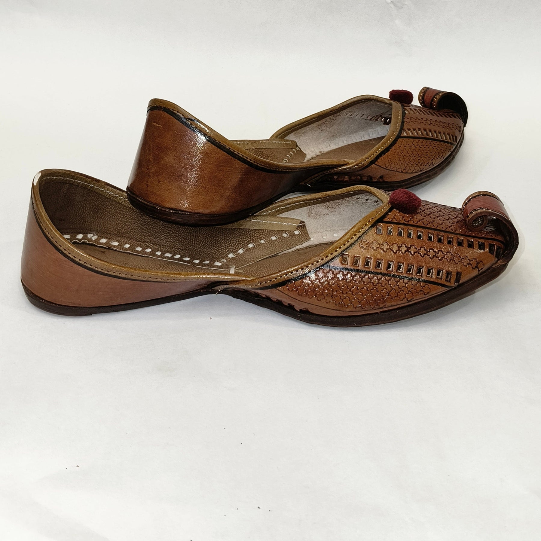 Punjabi Jutti Heavy Leather Pom Pom Work2518