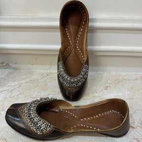 GHUNGROO Punjabi Jutti casual in leather work 03121